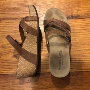 Wedged “here I am” sandal